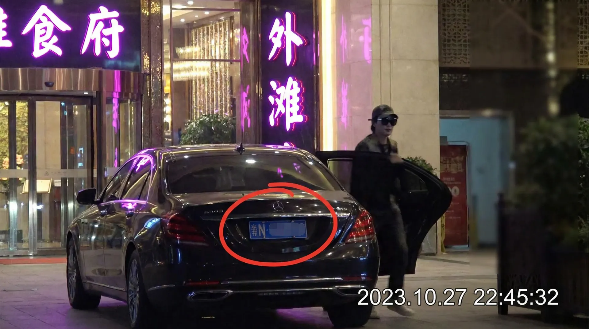 成人动漫-精彩动画资源|最新更新|免费高清 - 豪车餐厅外偷拍